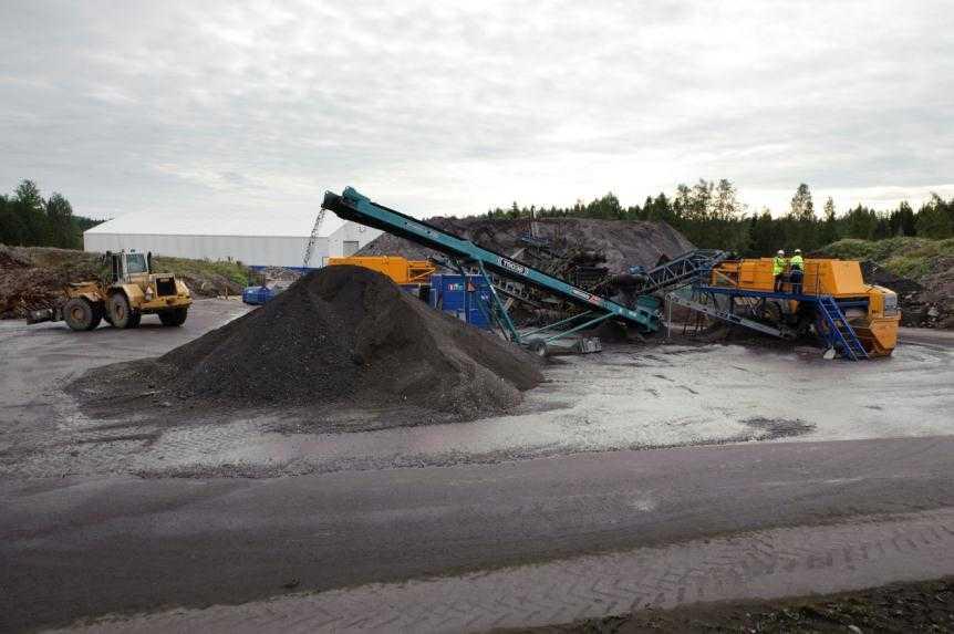 Jätteitä varastoidaan niiden määrän ja ominaisuuksien (esim.