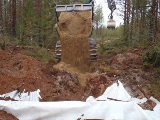 Lisäksi kunnostettiin inventointien yhteydessä lukuisia kohteita esim. raivaamalla suu- tai lähestymisalueen tukoksia yms. helposti ja nopeasti poistettavia vaellusesteitä.