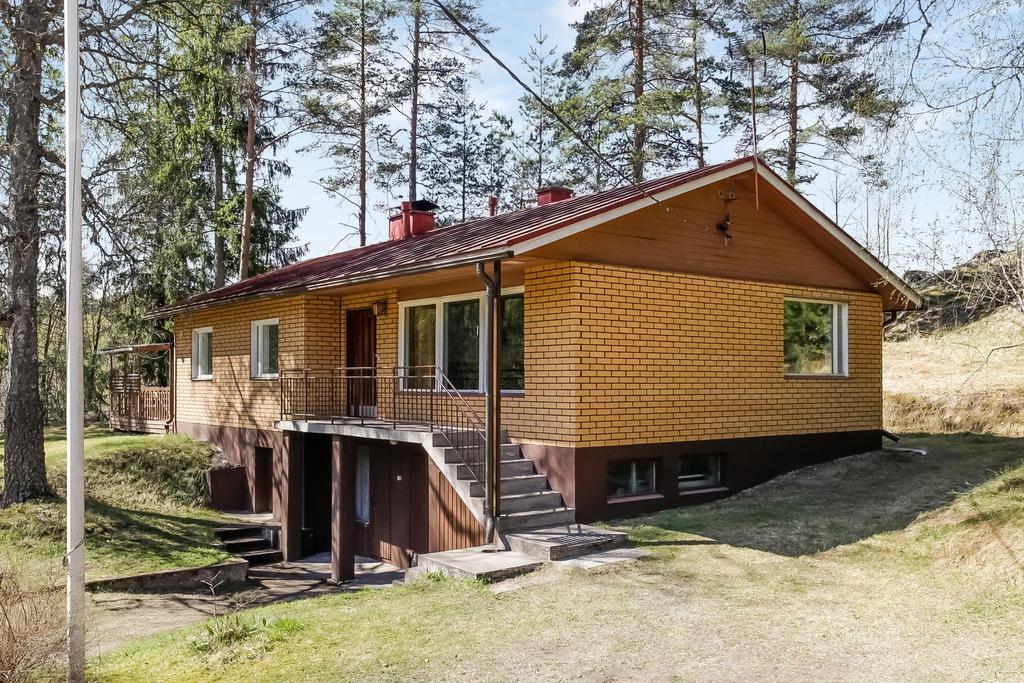 Omakotitalo Vihti, Huhmari Kohdenumero 619877 3h,k+kph, 112,0 m²/122,0 m² Kov. 1946 Energialuokka Ei e-tod. Mh. 219 000,00 Kuralantie 157a.