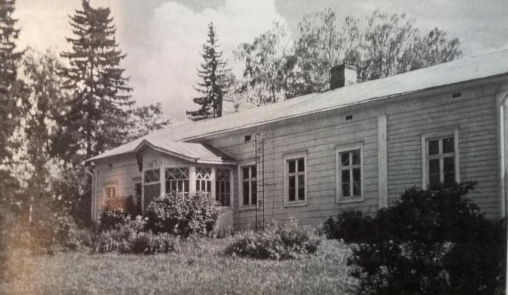 1978 muutossuunnitelma, oikealla valokuva ennen muutostöitä (Uljas Kiuru, Lammin Historia II), jossa jatkettu osa näkyy (kapeampi paneeliverhous).