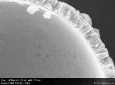 Oikealla SEM-kuva CoFe-pinnoitetun polymeeripallon