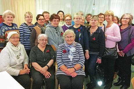 Olemme kutoneet sukkia ja lapasia talon asukkaille, olemme tehneet muun muassa jätepaperiruusuja, vaahteranlehtiruusuja, sudenkorentoheijastimia ja harjoittaneet käden tarkkuutta aikuisten