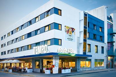 93 tasokasta, värikkäästi sisustettua huotellihuonetta, joista jokainen hotellihuone esittelee yhden kiehtovan tarinan Virosta kuvin ja kertomuksin.