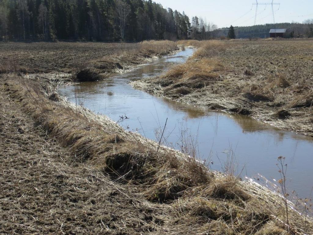 Vesieroosio Eroosion monet muodot Pisaroiden iskeytyessä maahan ne rikkovat maamuruja ja sinkoavat maapartikkeleita ilmaan Pintavaluntana, jos veden virtausenergia on riittävän suuri siirtämään