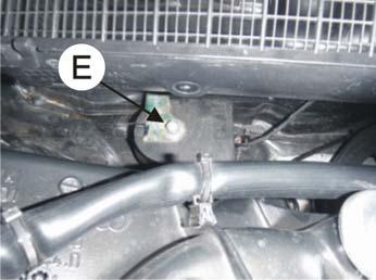 Bruk vedlagt skive, låseskive og mutter for å feste braketten. E: Under originalmutteren (her brukes braketten som den er, se bilde). Velg løsning D eller E avhengig av bilens utstyrsnivå.
