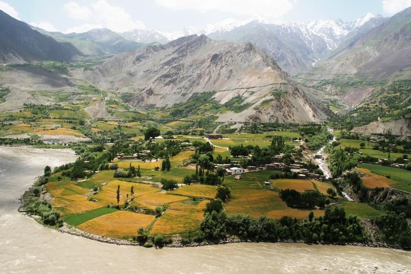 De lange, vermoeiende rit door het berglandschap in het zuiden van Tadjikistan biedt de prachtigste onvergetelijke uitzichten.
