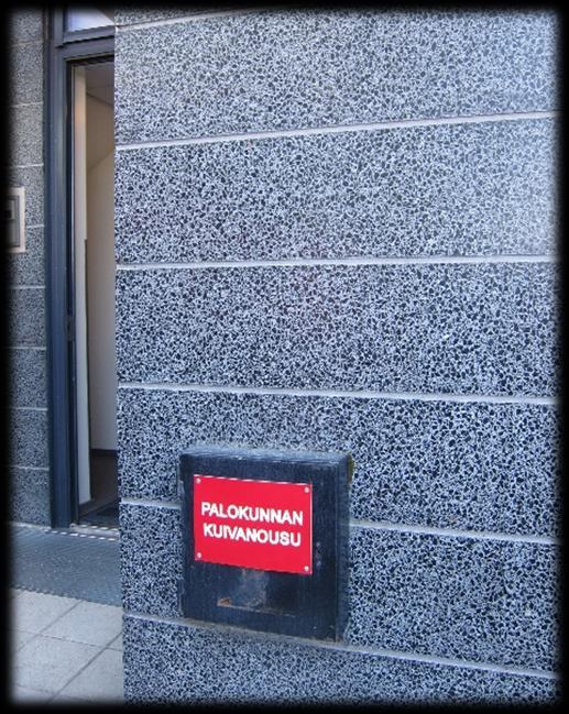 Kiinteät sammutusvesiputkistot Yli 8-kerroksisiin rakennuksiin ja 3-8-kerroksisiin puukerrostaloihin on määräysten mukaan asennettu selvitysten helpottamiseksi porrashuoneisiin kiinteät