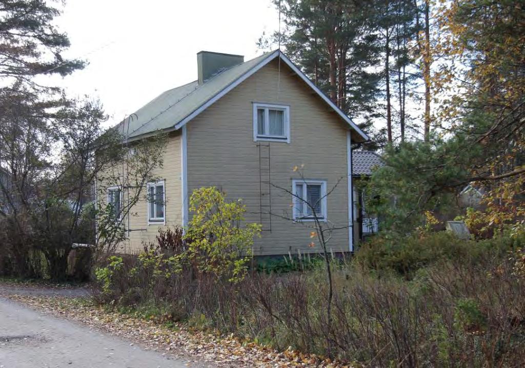 Etualan rakennus on vuodelta 1970 ja taaempi asuinrakennus vuodelta 1963.