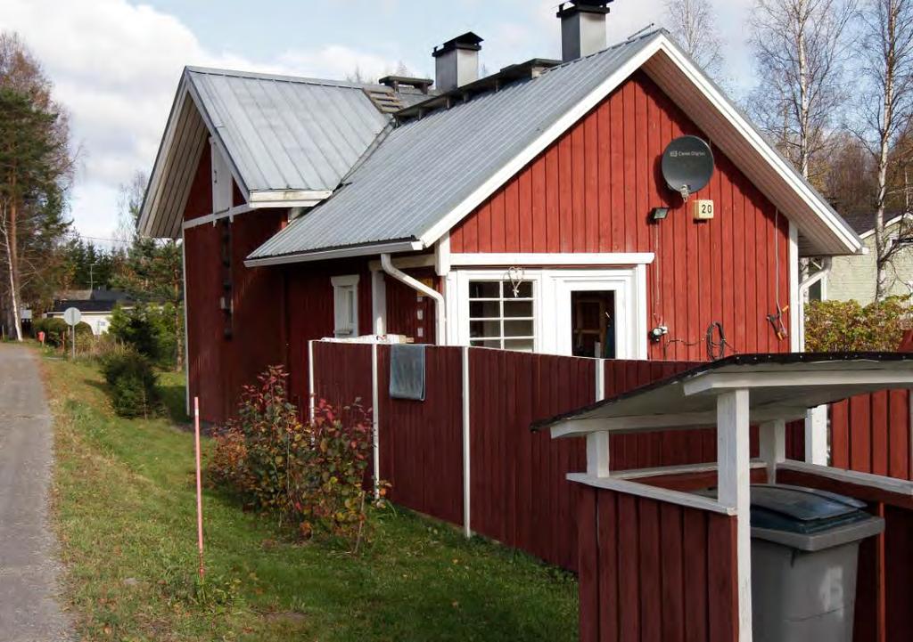 Pihalla on säilynyt puinen 1950- luvun navetta ja saunamökki. Kuva 57.