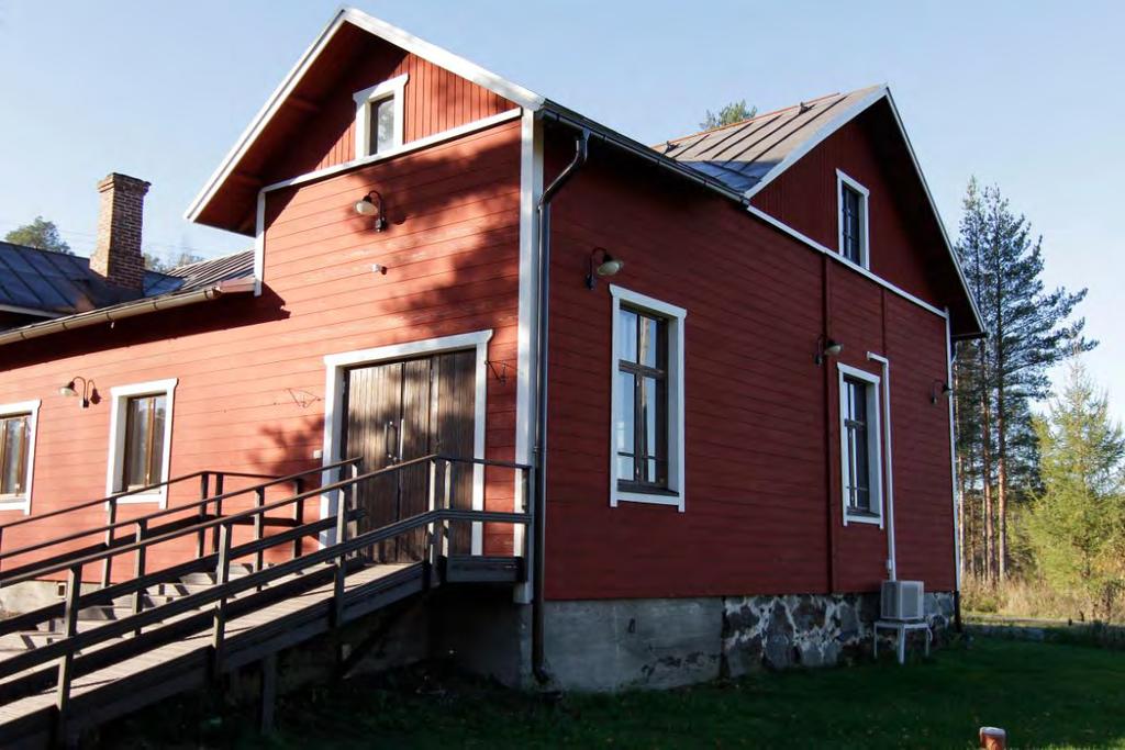 Sisäänkäynti muutettiin kyseiselle paikalle vuoden 1938 muutostöiden yhteydessä. Laajennusosan perustus on betonia.