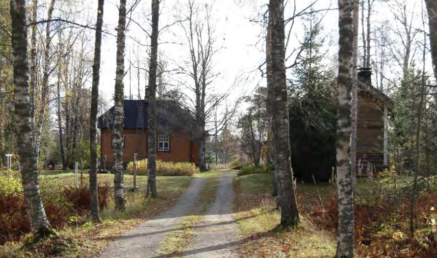 Vasemmalla näkyy puretun piharakennuksen perustukset, oikealla maakellari.