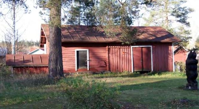 Navetan ylinen on puurakenteinen ja sinne johtaa ajoramppi keskeltä pitkää julkisivua. Rakennuksella on peltikatto.