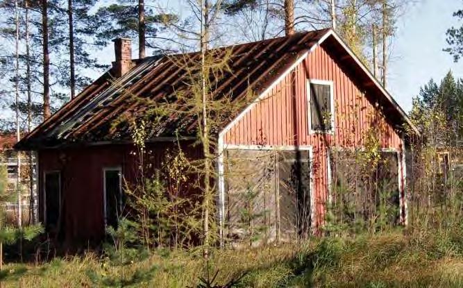 Ainakin hirsiosan perustukset on ladottu lohkokivistä. Aitan ovi on mustaksi maalattu, vajan ovi on punamullan sävyinen.