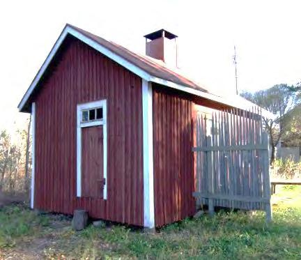 Päätykolmio on vuorattu pystyrimalaudoituksella samoin kuin rakennuksen länsipääty.