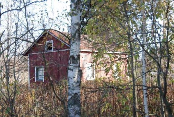Pystyrimalaudoitetun rakennuksen punamultaus on haalistunut.