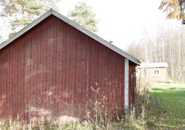 Heikkilän navetta ja aitta ovat myös 1920-luvulta. Tilaan kuuluvalla umpeen kasvavalla entisellä pellolla on lato ja riihi 1900-luvun alkupuoliskolta.