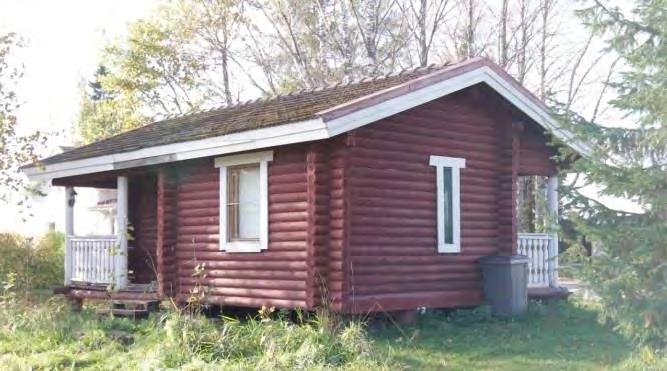 Ikkunat vaikuttavat uusilta. Perustukset on rapattu. Katolla on tiilikate.