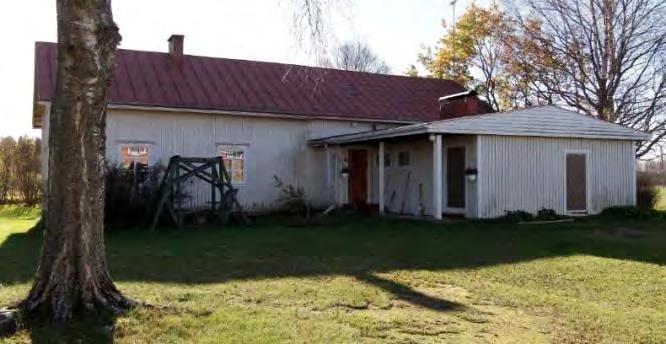 Elintasosiipi erottuu omana rakennusmassanaan. Sen kattokulma on loivempi kuin alkuperäisen rakennuksen.