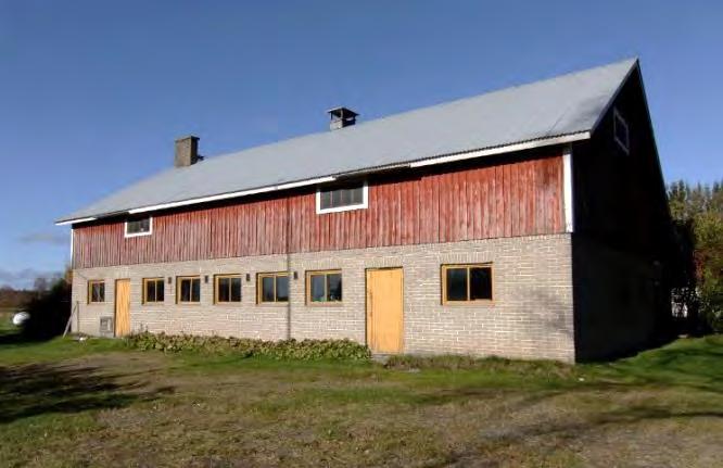 Nurkkalaudat ovat valkoiset. Alkuperäiset ovet ovat keltaiseksi maalattu.