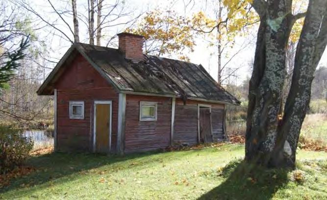 Hirsirakenteinen saunamökki on huonossa kunnossa vesikaton ollessa rikki. Sauna on punamullattu ja listoitus on valkoinen.