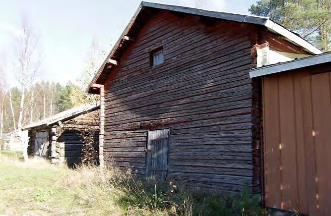 Pihapiiristä hieman sivussa kiinteistöillä 276-404-1-5 ja 276-404-1-40 on hirsirakenteinen kaksikerroksinen aitta ja lato, joiden yhteydessä on uudempia talousrakennuksia.