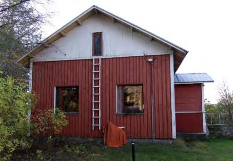Julkisivut on vuorattu pystylaudoituksella ja maalattu punamullan sävyiseksi.