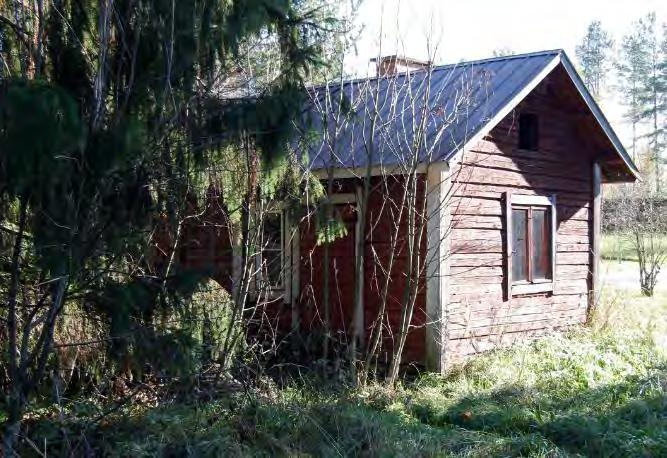 Sisäänkäynnille johtaa betonista valetut portaat. Pihapiirin itäreunalla on aitta.