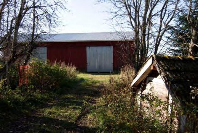 Ympärillä on uudempaa omakotiasutusta sekä kaksi muuta pihapiiriä 1800- ja 1900-lukujen taitteesta.