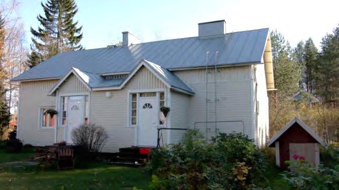 Maantasokerros on lisälämmöneristetty, minkä takia ikkunat ovat jääneet alkuperäistä syvemmälle.