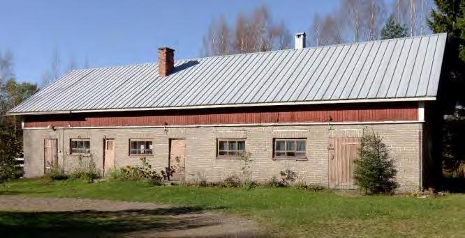 Päärakennuksen vieressä on vanha maakellari. Navetta on 1950-luvulta ja vastapäätä päärakennusta.