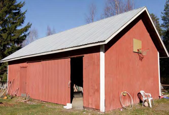 FCG SUUNNITTELU JA TEKNIIKKA OY Lehmon osayleiskaava 69 (107) Umpipihan koillisreunalla on uudempi lautarakenteinen piharakennus. Se on punamullan sävyinen ja katto on profiilipeltiä.