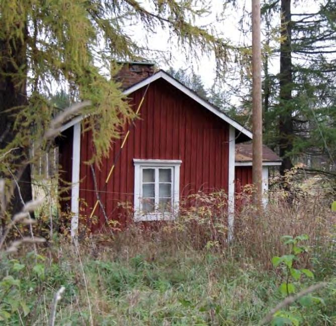 FCG SUUNNITTELU JA TEKNIIKKA OY Lehmon osayleiskaava 72 (107) Sauna on 1920-luvulta. Saunamökki on vuorattu pystyrimalaudoituksella. Saunamökki on punamullan sävyinen.