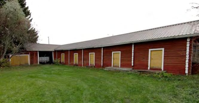 Aitta on rakennettu samoihin aikoihin kuin päärakennus. Hirsipintainen aitta on punamullattu. Ovet ovat keltaiset, listoitus valkoinen. Myös nurkkahirsien päät on maalattu valkoisiksi.