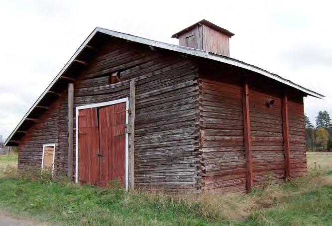 Aitan päädyssä on maakellari. Riihi sijaitsee Vanhan Nurmeksentien vastakkaisella puolella peltoaukealla. Riihen rakennusajankohta on noin 1930. Perustukset ovat kivestä ja runko hirrestä.