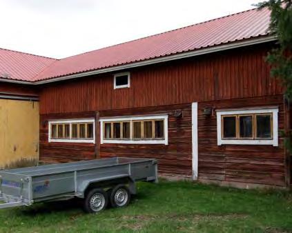 vaakapaneelilla. Talo on vaalea sävyinen.