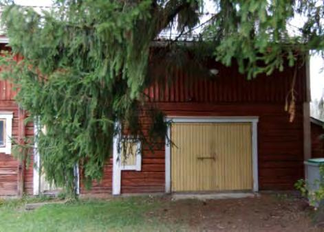 Kivijalka on rapattu, katto on uudehko kattotiiltä jäljittelevä