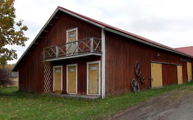 Aholan pihapiirissä on Junkkalasta 1950- luvulla siirretty 1800-luvun