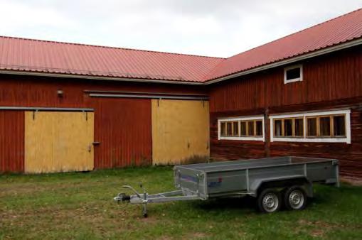 Hirsinavettaa on jatkettu lautarakenteisella ladolla, jonka päädyssä on
