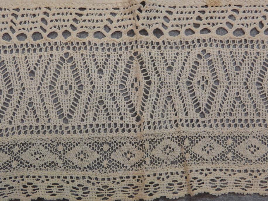 72 -luvuille. Farrellin mukaan Leavers kehitti koneen vuonna 1813 ja Jacquard-laite liitettiin siihen 1830-luvulla. 155 Levey sijoittaa tämän kehitysvaiheen hieman myöhemmäksi, 1840-luvulle 156.