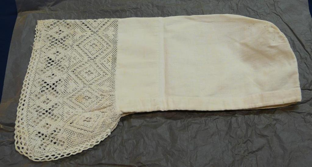 80 Päärmeen leveys on 5,5 7,5 cm. Takasauman pituus alareunasta poimutukseen on 6,5 7,5 cm. Kaikissa tanuissa näkyy oikealla puolella tikkaukset takasauman molemmin puolin (kuva 35).