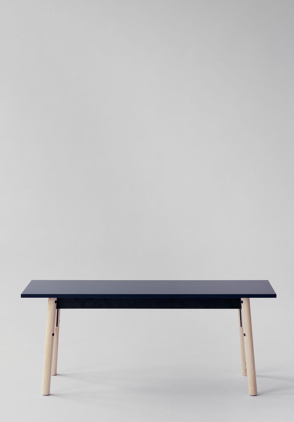 本体 : アッシュ材 スチール パウダーコート仕上 TPEグライド座面 : ラミネート ABSエッジ Legs natural lacquered, benchtop and structure black. Jalat lakattu luonnonvärinen, istuin ja tukirakenne musta.