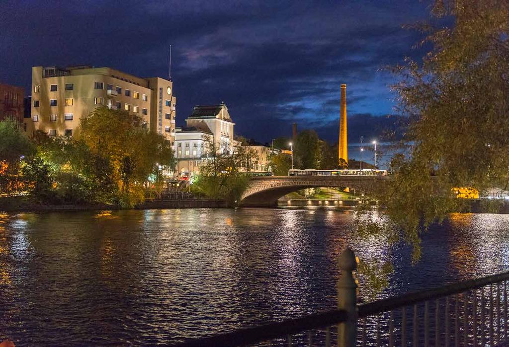 Tampereen ydinkeskustaan on alle 5 kilometrin matka. äiväkodit ja koulut sijoittuvat kävelyetäisyydelle.