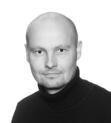 Rakennukset muodostavat yhdessä kahden muun taloyhtiön kanssa näyttävän korttelikokonaisuuden, jonka kattolinjan polveilu sopii hauskalla tavalla maaston nousevaan muotoon.