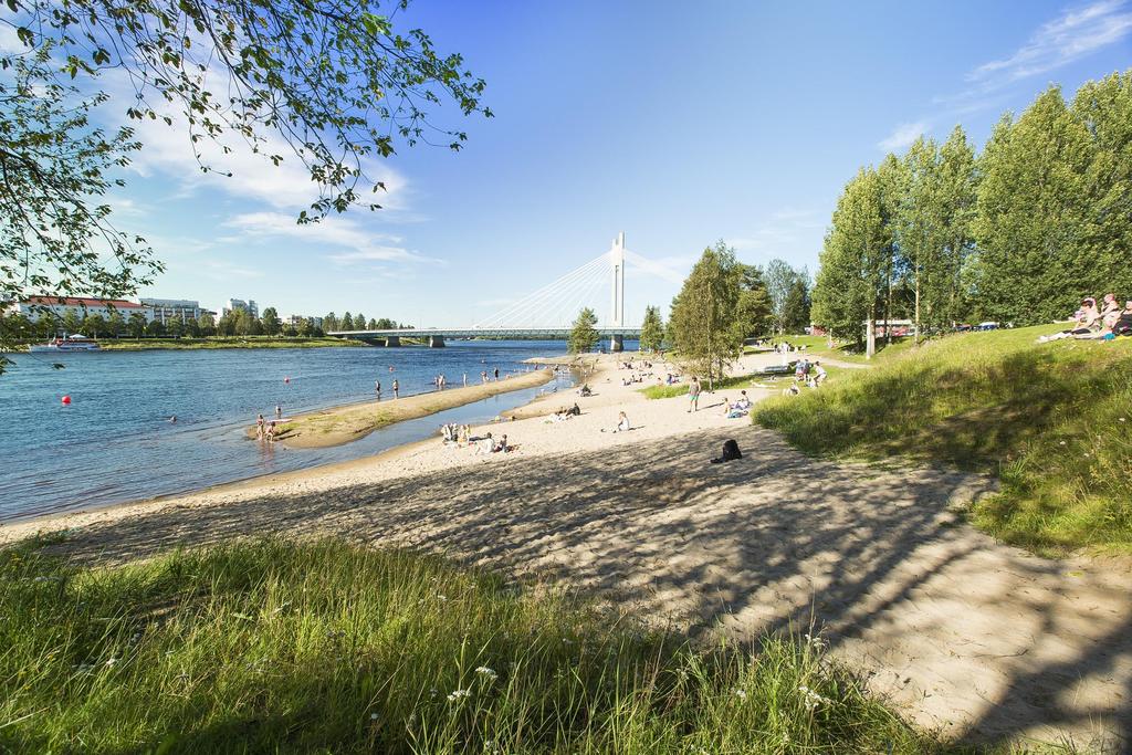 Maj um Koulumajoitus luokka- tai salitiloissa kuuluu kisapassin hintaan.