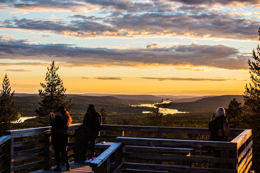 18-24 yöttömän yön iltaa.