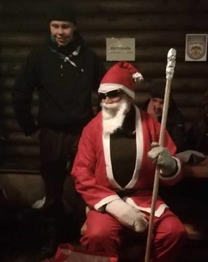 Kuksa 3/2018 8 Joululeiri alkoi perjantaina, 31.11, klo 18.00. Leiri oli partiokämpällä. Aloitus oli vähän yli kuusi.