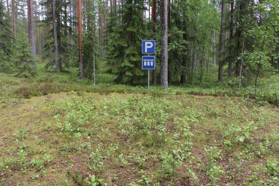 30 kasvaa puustoa. Koska liikuntarajoitteiset voivat pysäköidä Harjujärven kodan viereen, tulisi tämän entisen parkkipaikan kyltti poistaa.