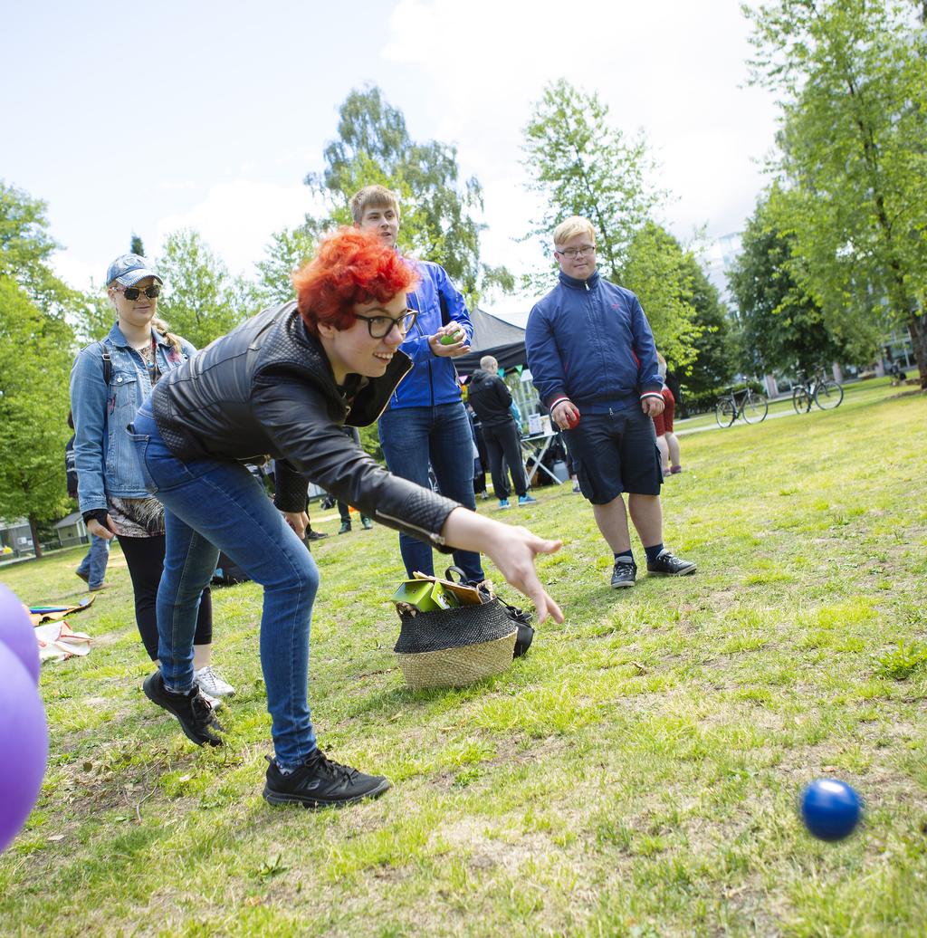 YKSIN ASUMINEN, YHDESSÄ TEKEMINEN JA IHMISSUHTEET Suomessa moni ihminen asuu yksin. Yksin asuminen tarkoittaa sitä, että asunnossa asuu vain yksi ihminen.