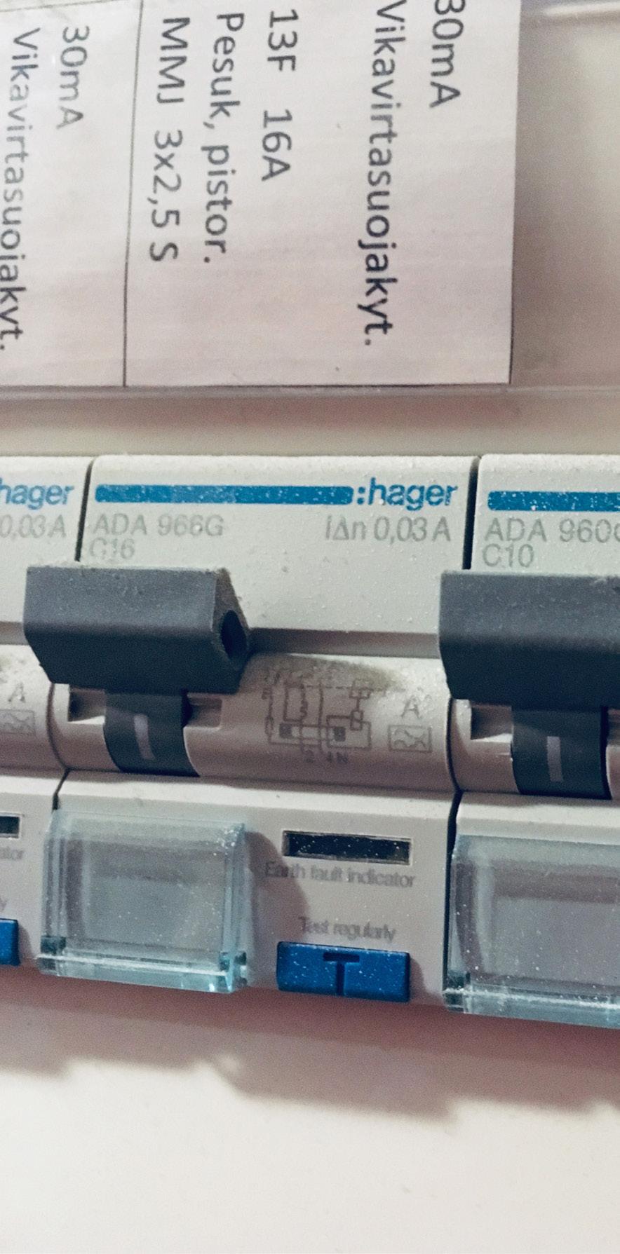Viemärin puhdistavaa ainetta voit ostaa kaupasta. Jos sinulla on oma pyykinpesukone, sammuta se, kun lähdet kotoa. Pidä pesukoneen hana kiinni, aina kun kone ei ole päällä.