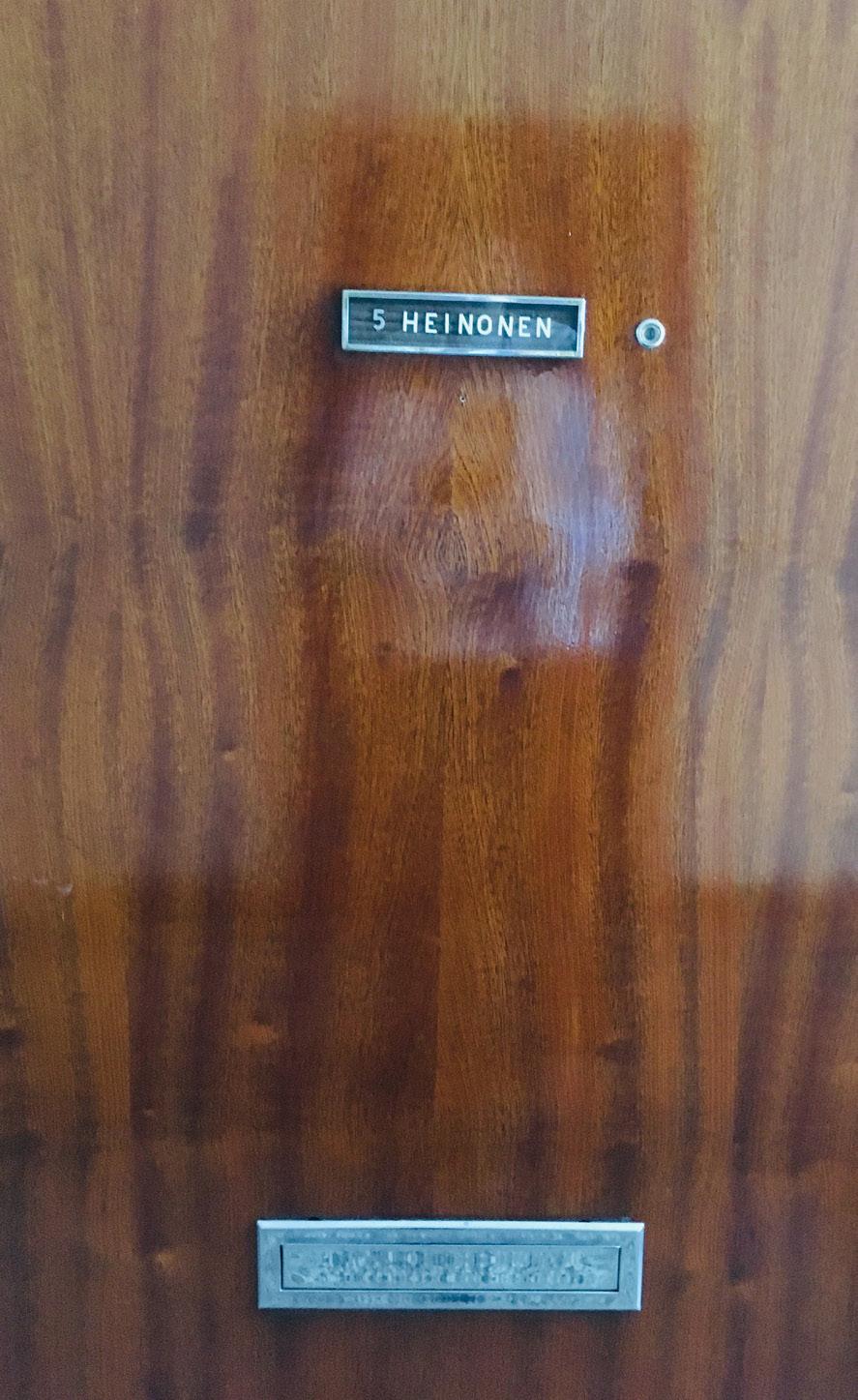 JÄTTEET JA KIERRÄTYS Laita roskat heti roskikseen. Kun roskapussi on täynnä, vie se pihalla olevaan keräysastiaan. Näin roskat eivät kasaudu asuntoosi.